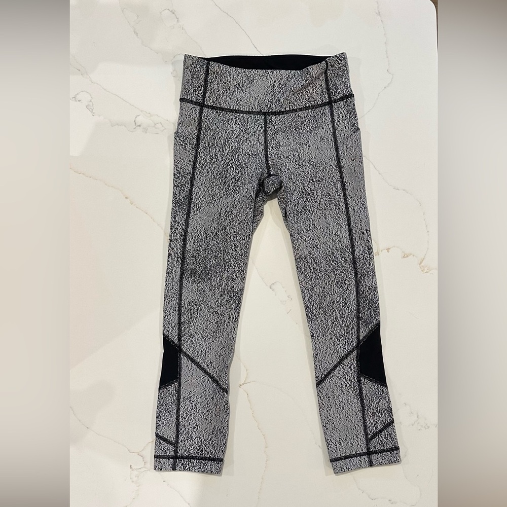 LULULEMON Pace Rival Crop
Power Luxtreme Spray Jacquard White Black / Black